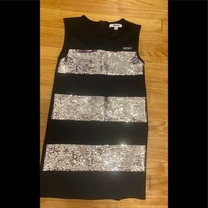 and adorable black dress with striped silver sequins with the brand“DKNY”printed